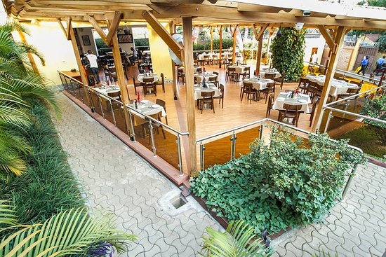 Brisk Restaurant Cafe & Lounge